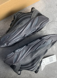 Кроссовки Adidas Yeezy 700 V2 Vanta Black живое фото 1
