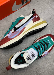 Кроссовки Nike Sacai Vaporwaffle Villain Red Neptune Green живое фото 2